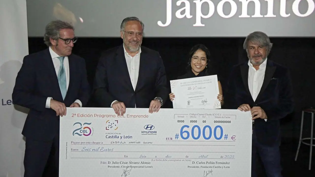 Peio Garc&iacute;a. ICAL. El presidente de las Cortes, Carlos Poll&aacute;n y el presidente del CEL, Julio C&eacute;sar &Aacute;lvarez, en la entrega de los premios del segundo concurso Emprende del CEL