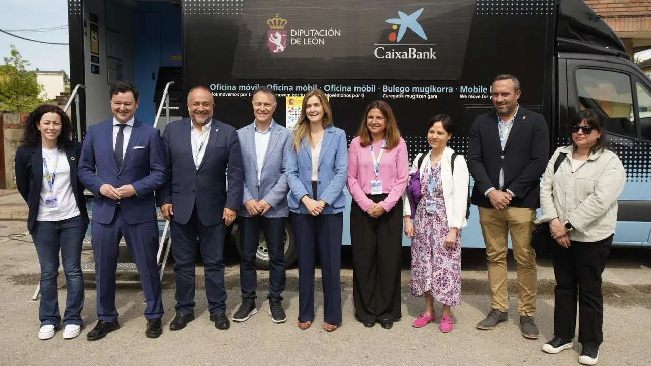 C&eacute;sar S&aacute;nchez. ICAL. La vicepresidenta y ministra para la Transici&oacute;n Ecol&oacute;gica, Sara Aagesen, visita la oficina bancaria m&oacute;vil de Caixabank en la plaza del Ayuntamiento de Caba&ntilde;as Raras (Le&oacute;n)