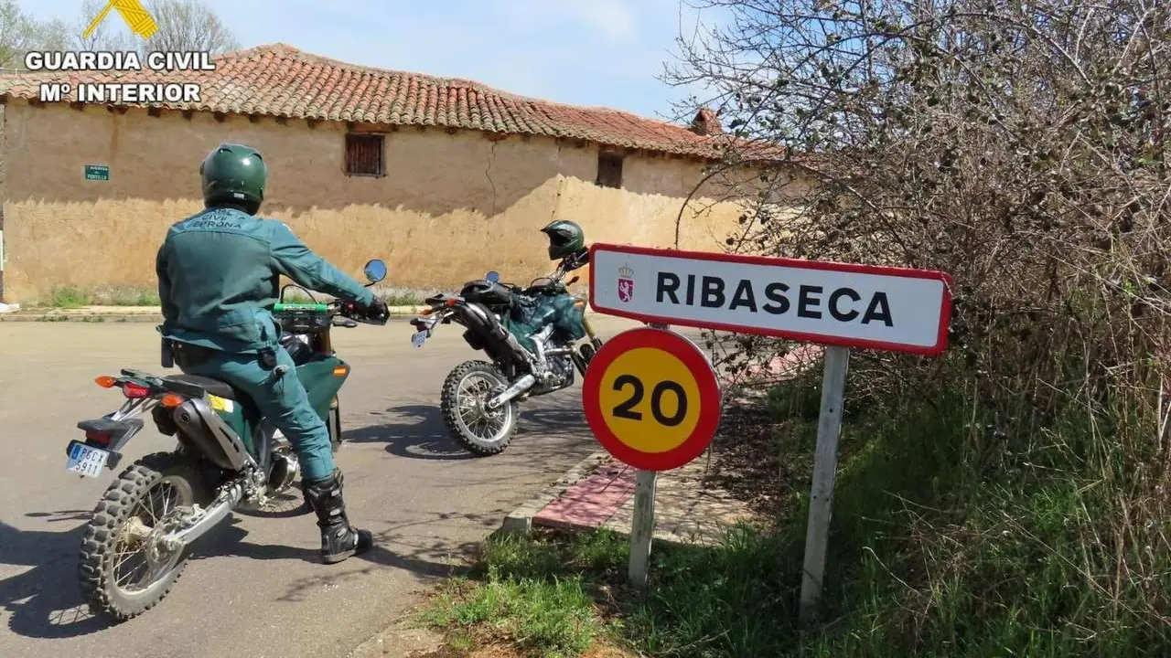 Patrulla del Seprona de la Guardia Civil en Ribaseca. / PRENSA SUBDELEGACI&Oacute;N
