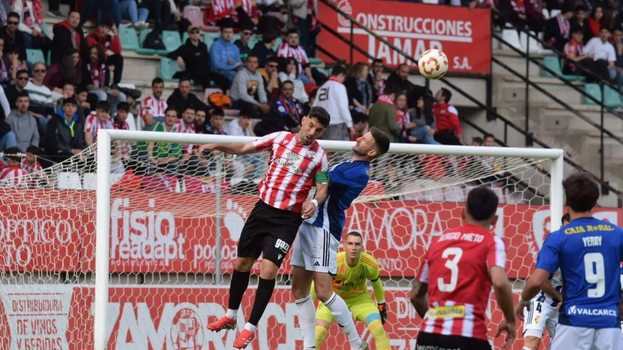 Dos jugadores se disputan un bal&oacute;n a&eacute;reo en el Zamora - Ponferradina de este s&aacute;bado. / SDPonferradina