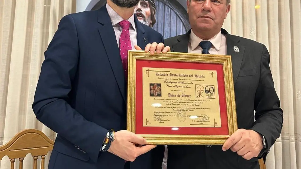 EL subdelegado del Gobierno en Le&oacute;n, H&eacute;ctor Alaiz, recibe el nombramiento de 'Seise de Honor' de la Cofrad&iacute;a del Santo Cristo del Perd&oacute;n. / PRENSA SUBDELEGACI&Oacute;N