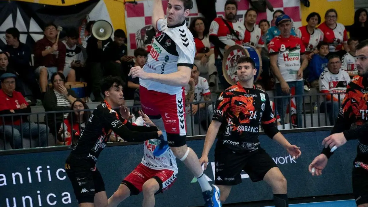Una acci&oacute;n de ataque del Nava este domingo ante el Ademar Le&oacute;n. / DANIEL P&Eacute;REZ / BALONMANO NAVA 
