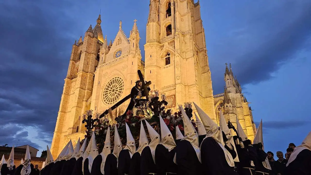Procesi&oacute;n del Dainos 2025 a su paso por la Catedral de Le&oacute;n. / LE&Oacute;N24HORAS