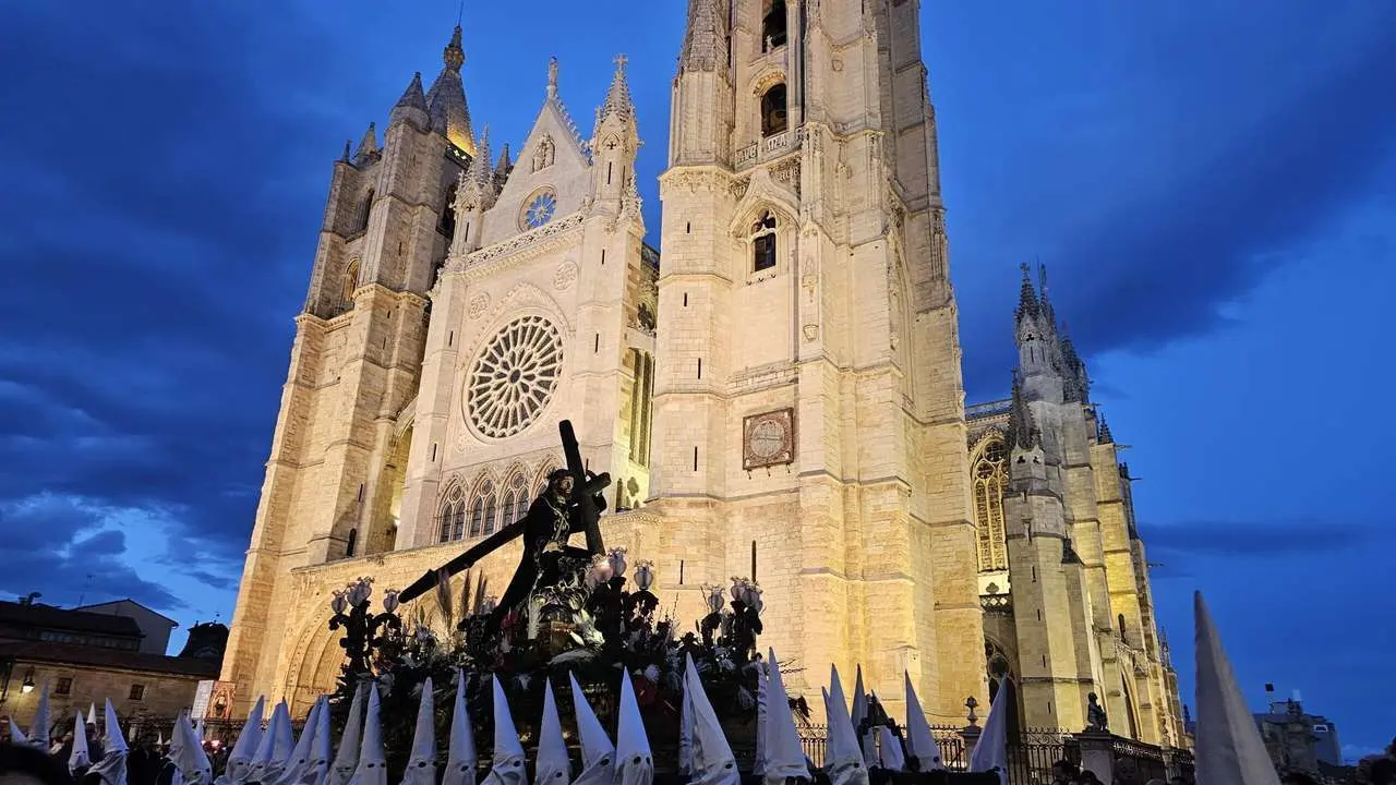 Procesi&oacute;n del Dainos a su paso por la Catedral de Le&oacute;n. / LE&Oacute;N24HORAS