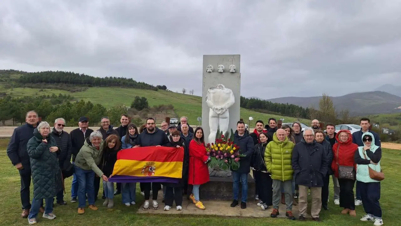 El PSOE de Le&oacute;n y Juventudes Socialistas conmemoran el 94 aniversario de la proclamaci&oacute;n de la II Rep&uacute;blica en Benllera 