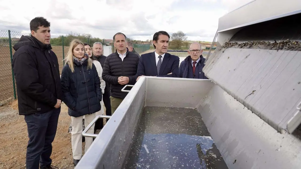 Campillo. ICAL. El consejero de Medio Ambiente, Vivienda y Ordenaci&oacute;n del Territorio, Juan Carlos Su&aacute;rez-Qui&ntilde;ones, visita la estaci&oacute;n depuradora de aguas residuales de Villaquejida.