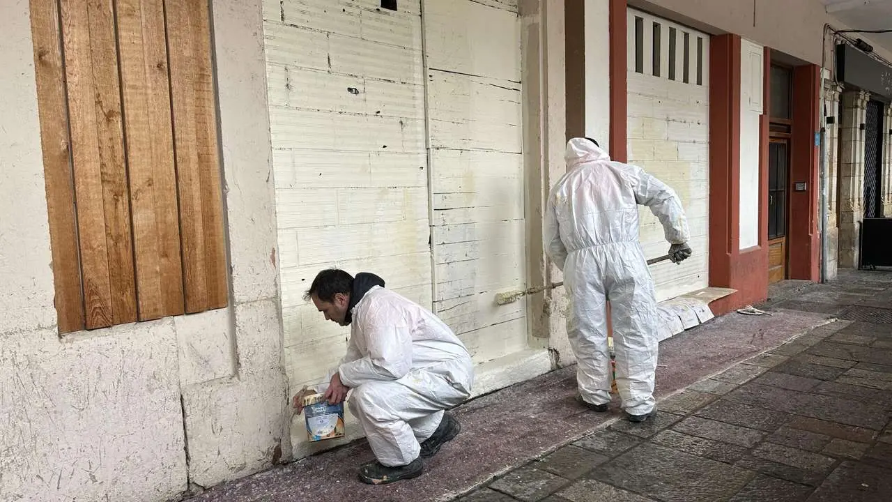 Limpieza de paredes en Le&oacute;n./ AYTO LE&Oacute;N