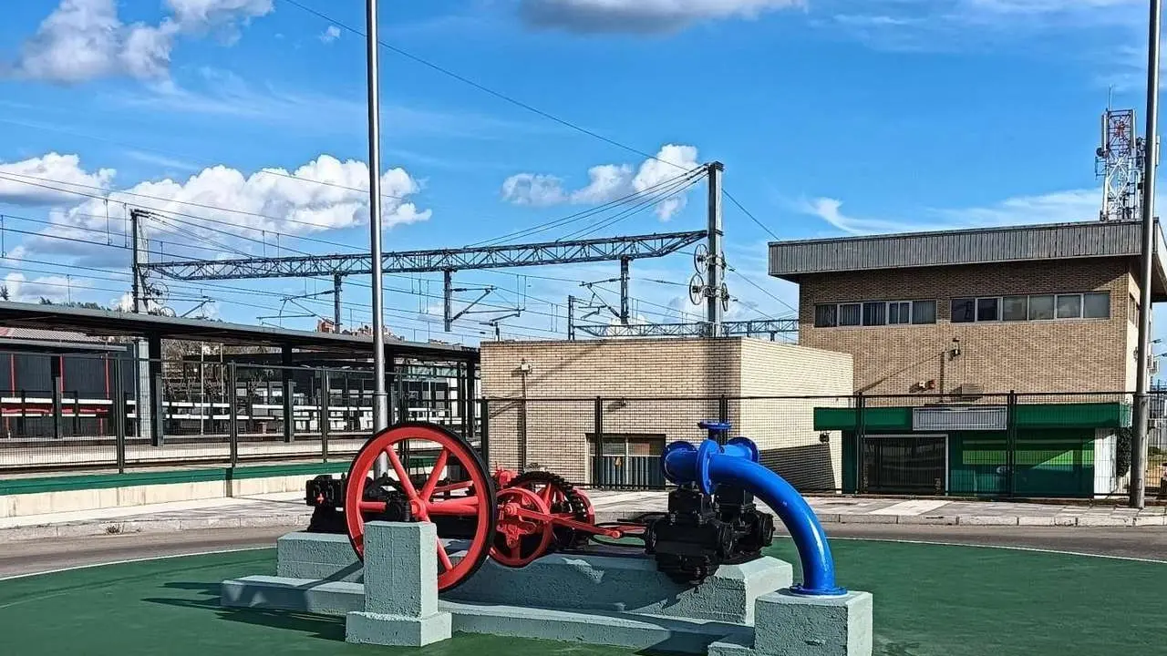 Adif restaura y reubica una bomba de vapor de agua de 1865 en la ampliaci&oacute;n de la estaci&oacute;n de Le&oacute;n"
