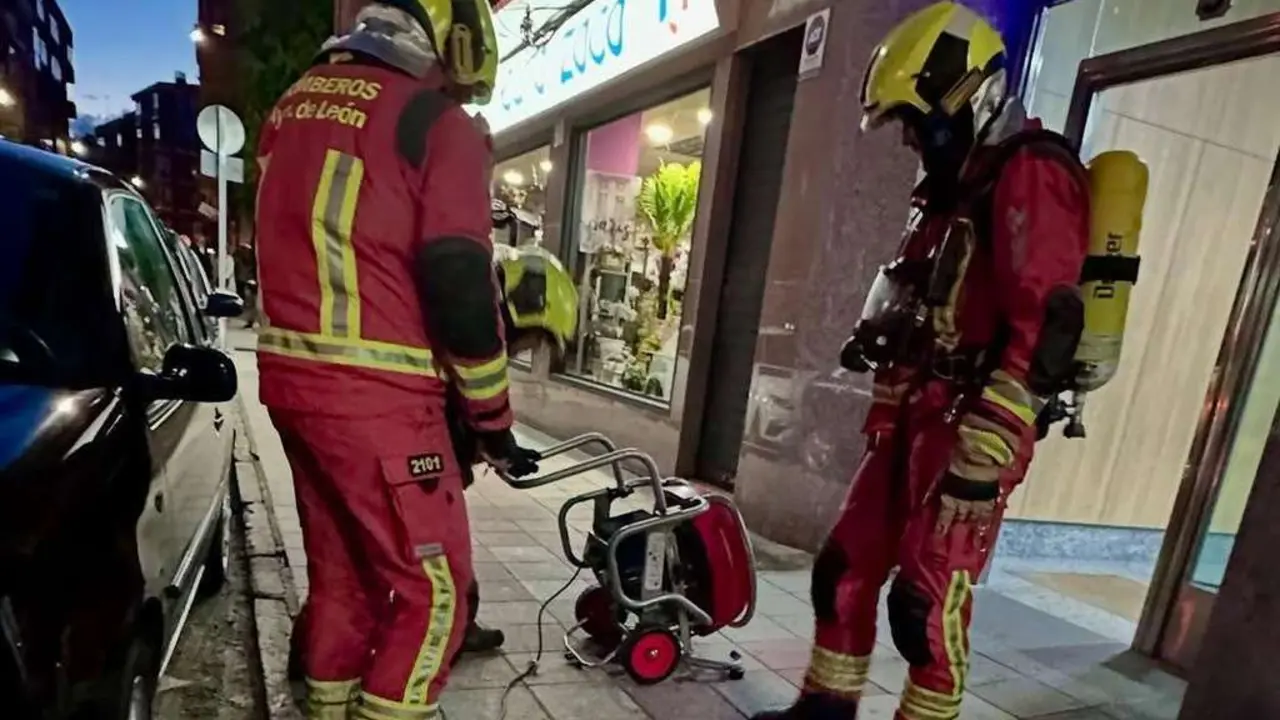 Actuaci&oacute;n de los Bomberos de Le&oacute;n ante un presunto escape de gas este s&aacute;bado. / BOMBEROS LE&Oacute;N