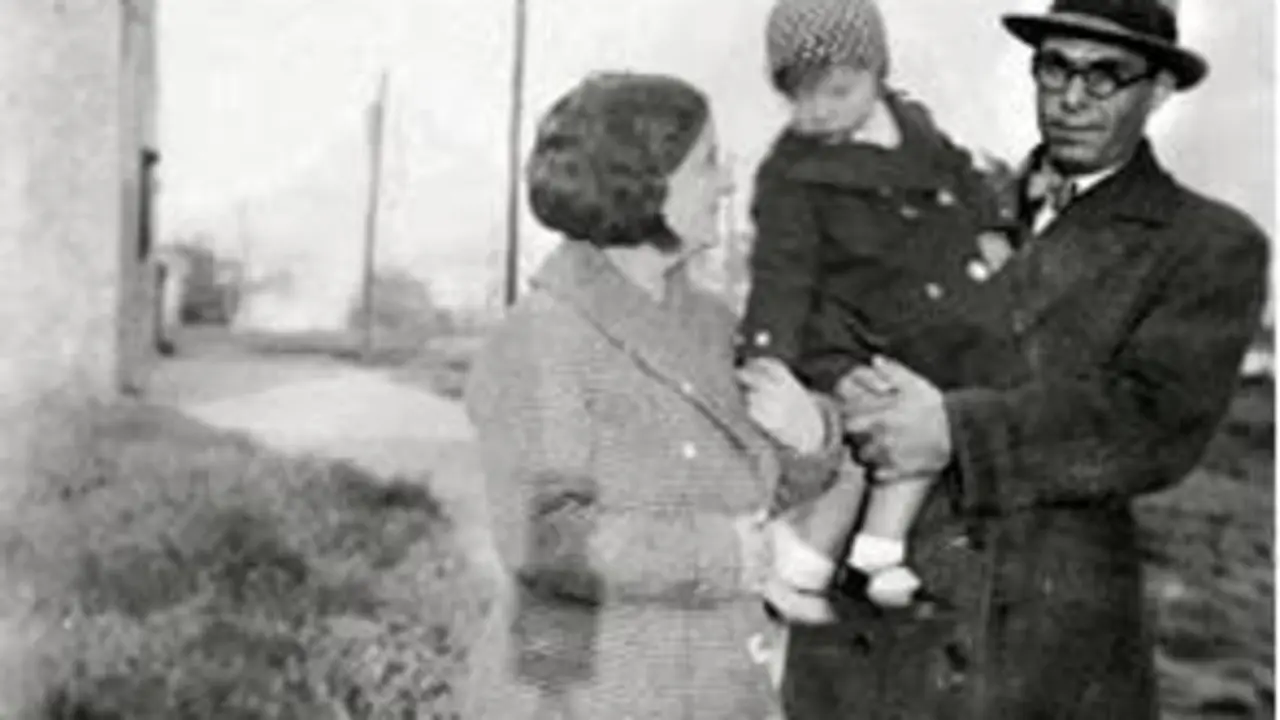 Buenaventura Durruti con su hija Collet en brazos en Barcelona en los a&ntilde;os 30 del siglo pasado.
