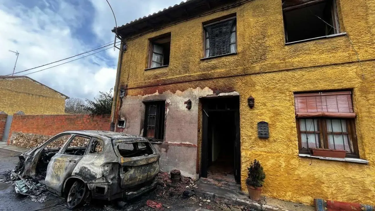 Veh&iacute;culo calcinado en Jim&eacute;nez de Jamuz. / SEPEIS