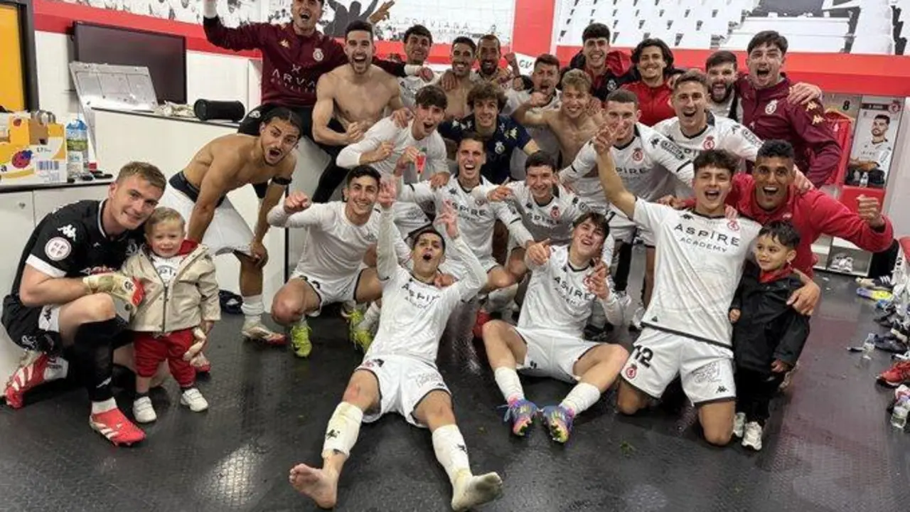 Celebraci&oacute;n de la Cultural tras vencer al N&agrave;stic 2-1. / CyDLeonesa