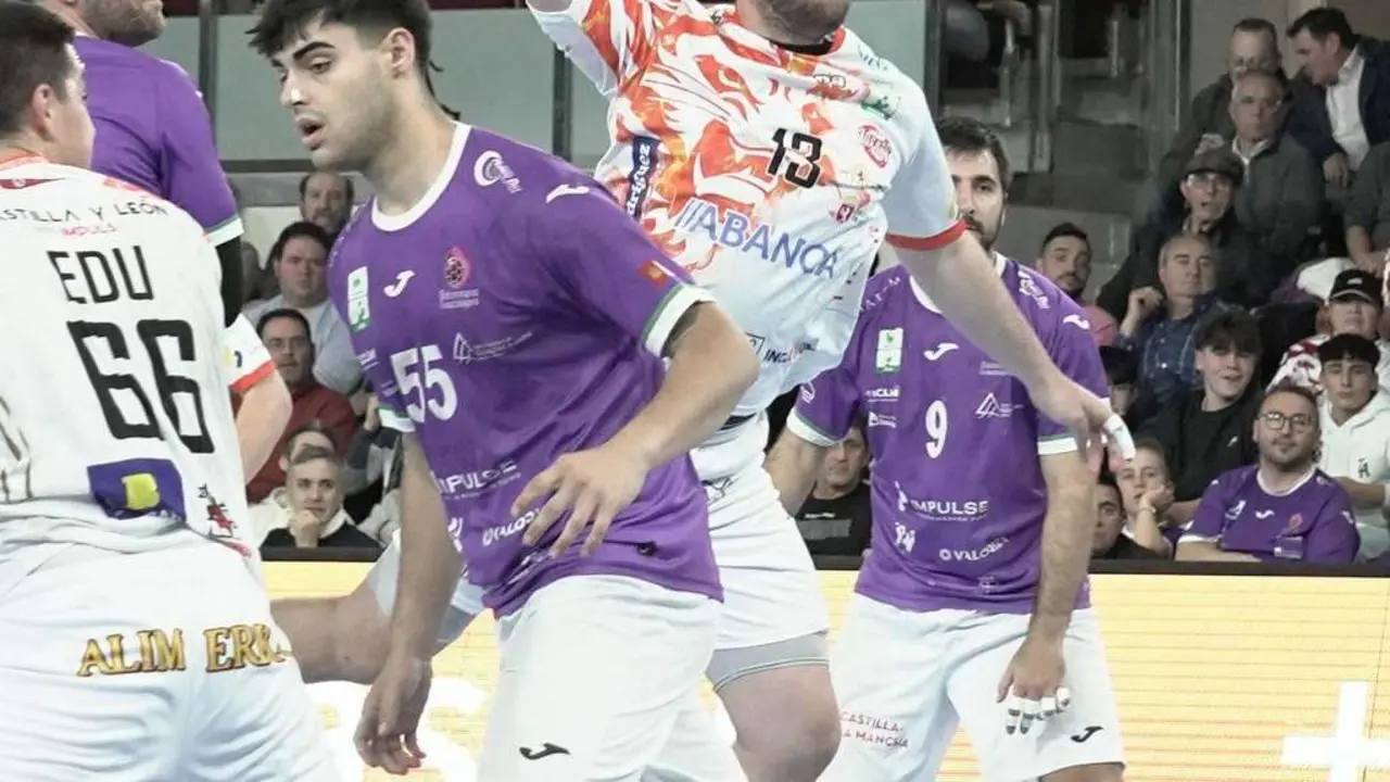 Un momento del partido del Ademar contra el Guadalajara. / ASOBAL