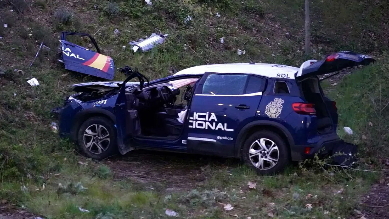 Campillo. ICAL. Dos polic&iacute;as heridos en la salida de v&iacute;a y posterior vuelco de un coche patrulla frente al Palacio de Exposiciones de Le&oacute;n