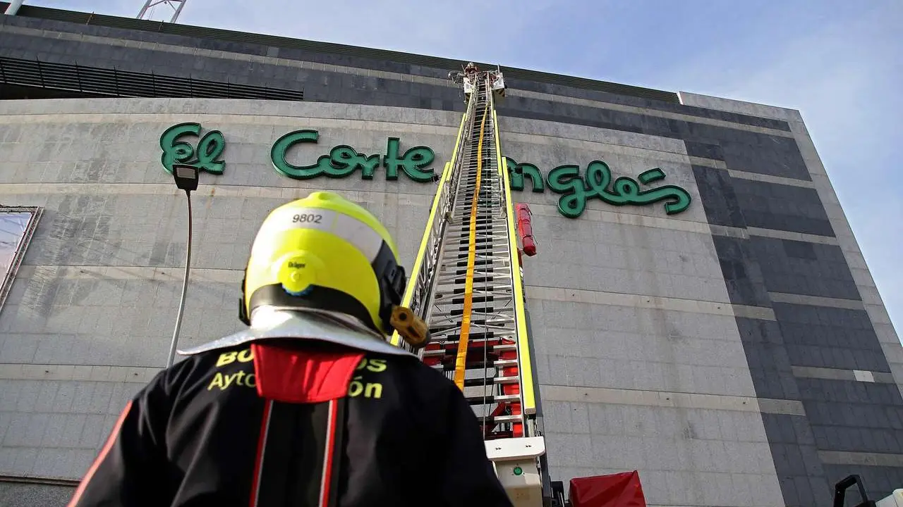 Peio Garc&iacute;a. ICAL. La Polic&iacute;a Local de Le&oacute;n, la Polic&iacute;a Nacional, el Servicio de Prevenci&oacute;n y Extinci&oacute;n de Incendios, la agrupaci&oacute;n del Protecci&oacute;n Civil del Ayuntamiento de Le&oacute;n, Cruz Roja, Sacyl y la Sala de Emergencias y Coordinaci&oacute;n del 112 participan en un simulacro de incendio
