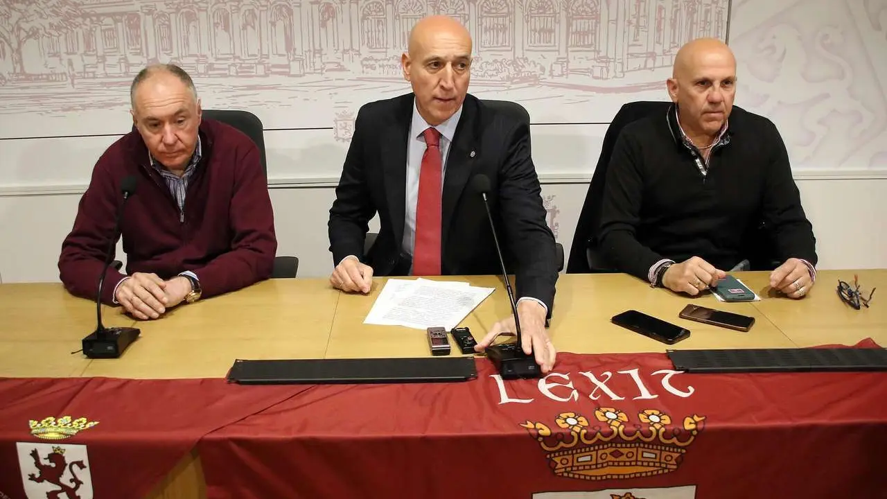 Peio Garc&iacute;a. ICAL. El alcalde de Le&oacute;n, Jos&eacute; Antonio Diez, participa en la presentaci&oacute;n de los actos reivindicativos previstos para el 23 de abril junto al portavoz de la Uni&oacute;n del Pueblo Leon&eacute;s, Eduardo L&oacute;pez Sendino, y representantes de Conceyu Pa&iacute;s Llion&eacute;s