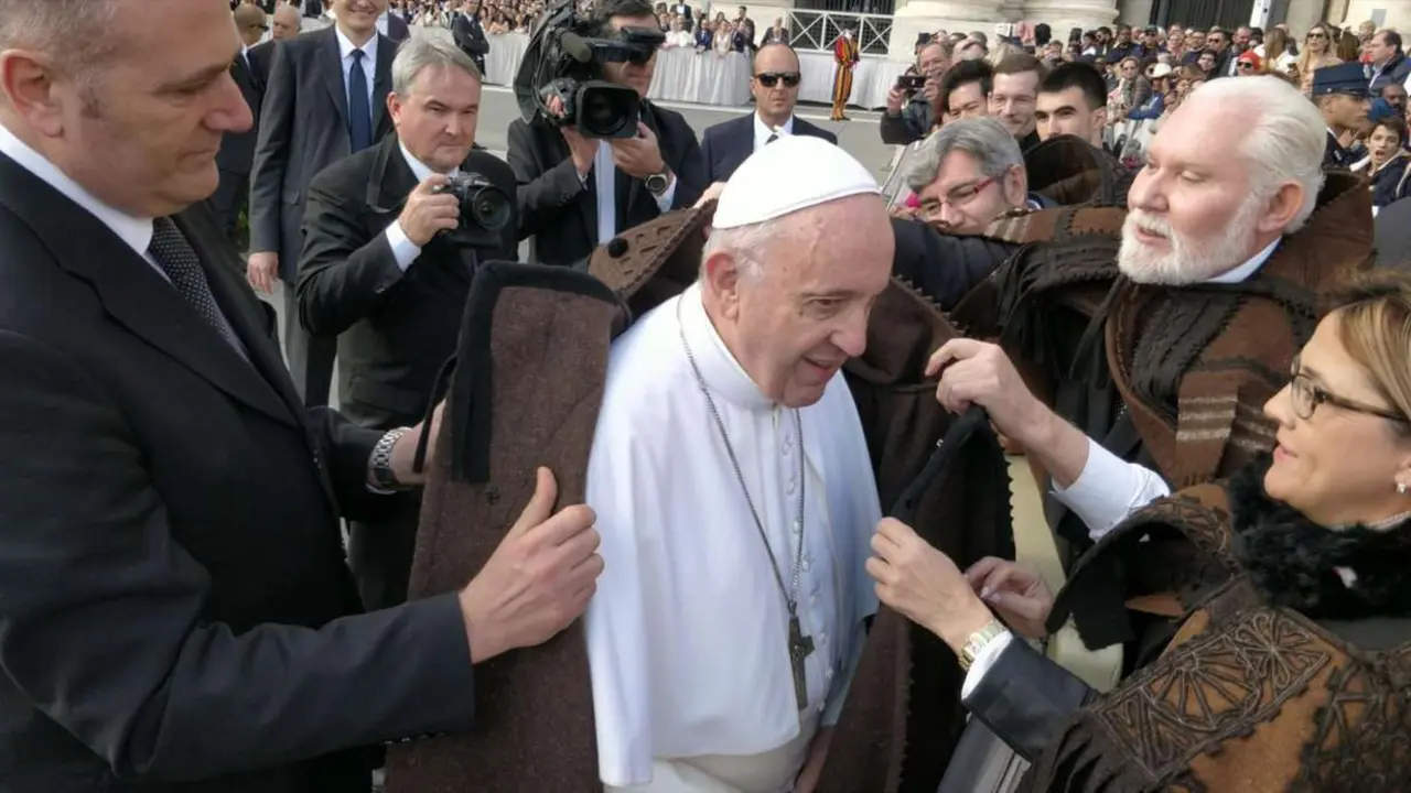 ICAL. La Diputaci&oacute;n de Zamora regala al Papa Francisco una capa alistana