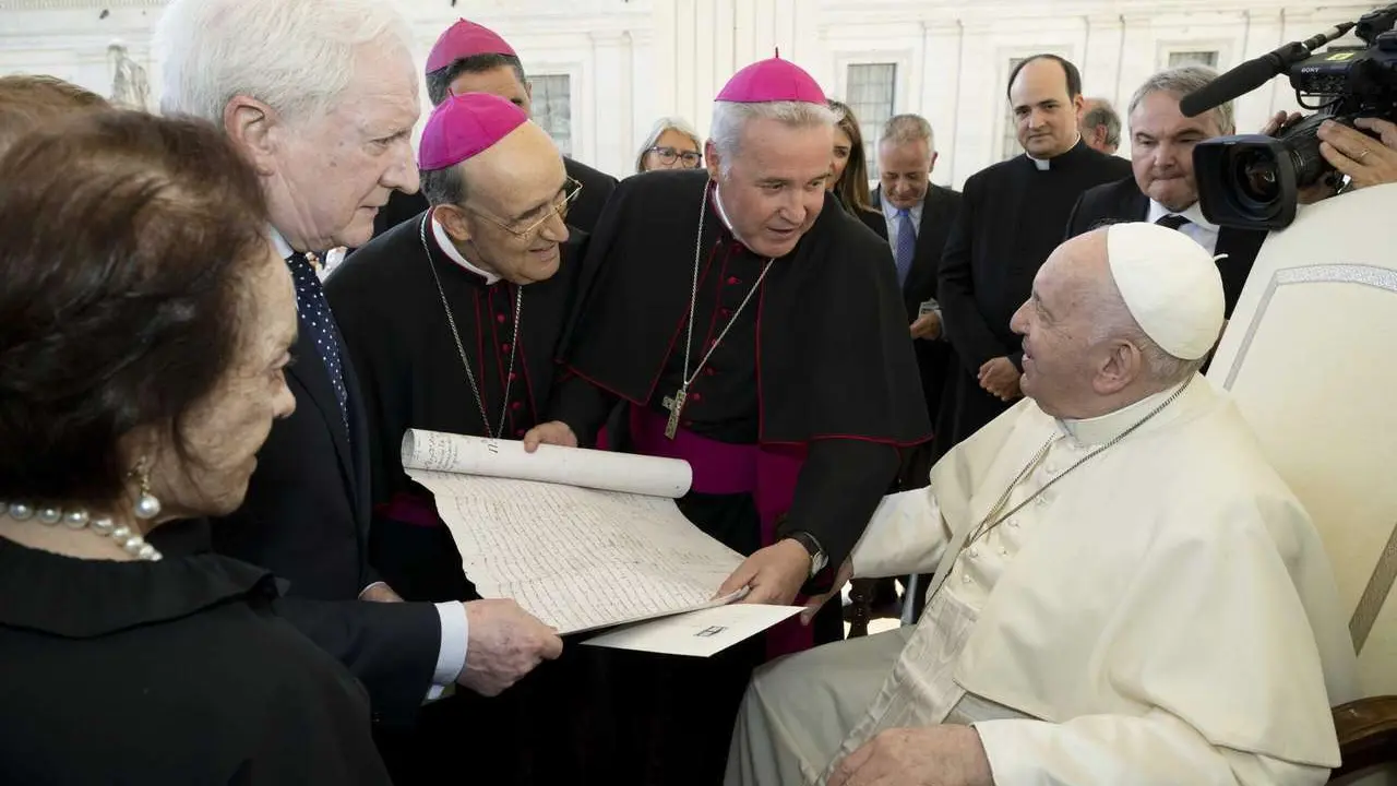 ICAL. El papa Francisco recibe a la Fundaci&oacute;n VIII Centenario de la Catedral. Burgos 2021. En la imagen el vicepresidente de la Fundaci&oacute;n VIII Centenario, Antonio Miguel M&eacute;ndez Pozo