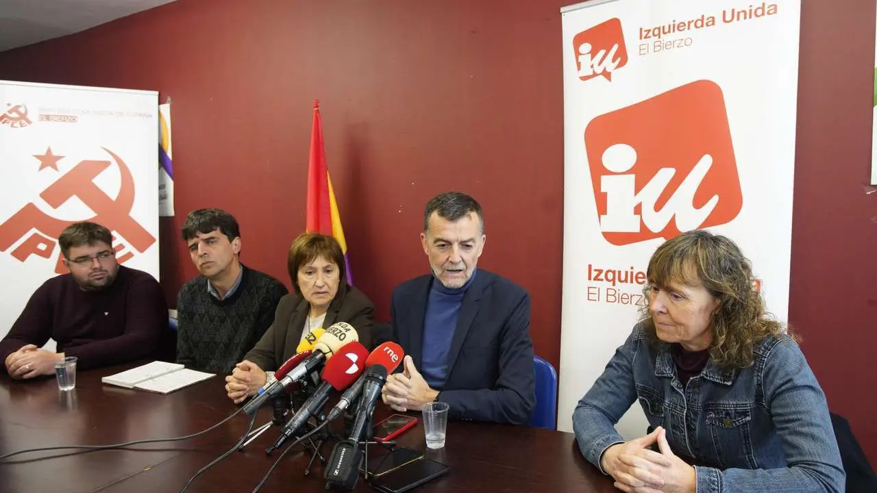 C&eacute;sar S&aacute;nchez. ICAL. El coordinador federal de IU, Antonio Maillo, durante su visita a la sede local de la formaci&oacute;n en Ponferrada