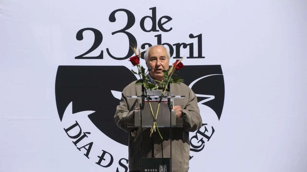 Peio Garc&iacute;a. ICAL. Jos&eacute; Luis Puerto pronuncia el preg&oacute;n de los actos de celebraci&oacute;n del d&iacute;a de san Jorge, al que sigue una lectura p&uacute;blica de su historia, bajo el drag&oacute;n que Gaud&iacute; ide&oacute; para el edificio