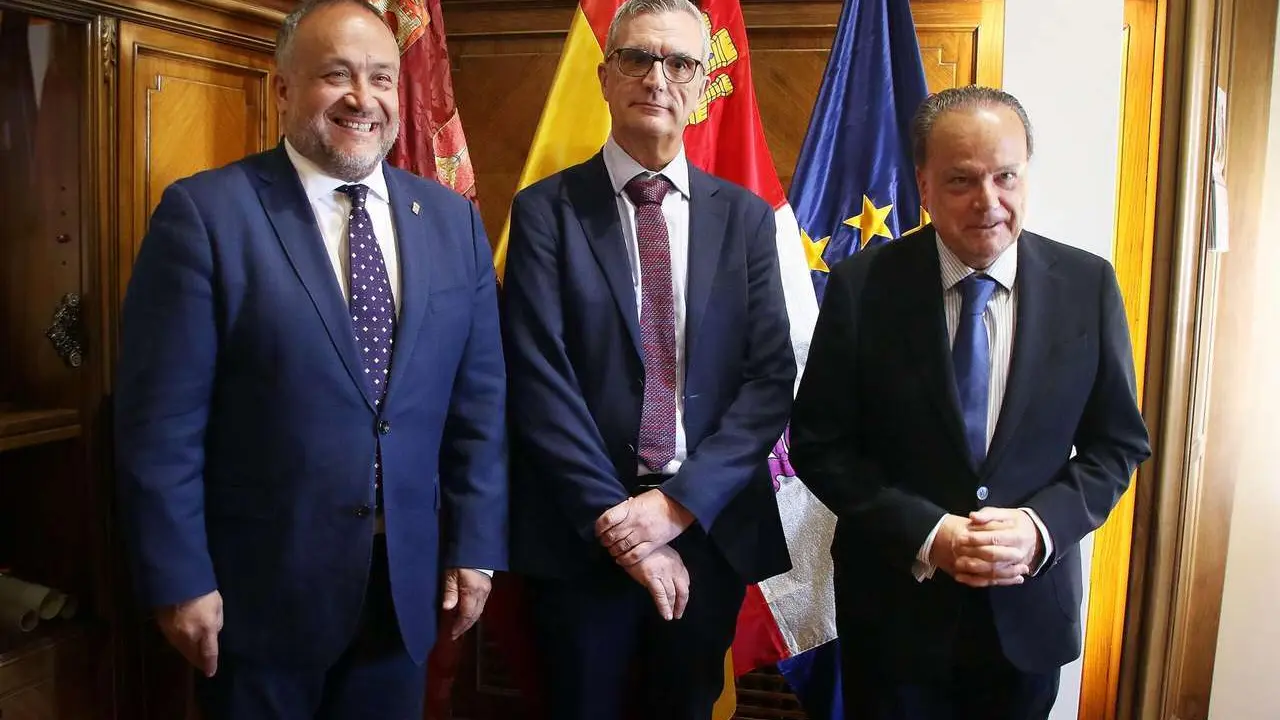 Peio Garc&iacute;a. ICAL. El presidente del Consejo de Cuentas de Castilla y Le&oacute;n, Mario Amilivia Gonz&aacute;lez, acompa&ntilde;ado de Luis Gracia Romero, titular de la Autoridad Independiente en materia de corrupci&oacute;n de Castilla y Le&oacute;n (AICCYL), y el presidente de la Diputaci&oacute;n Provincial de Le&oacute;n, Gerardo &Aacute;lvarez Courel