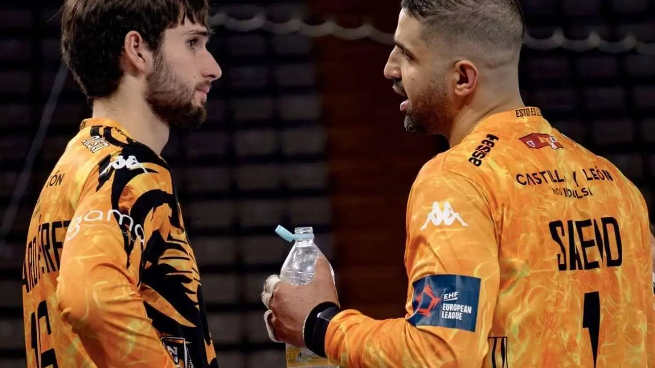 Los porteros del Ademar conversan en un partido de esta temporada. / ADEMAR
