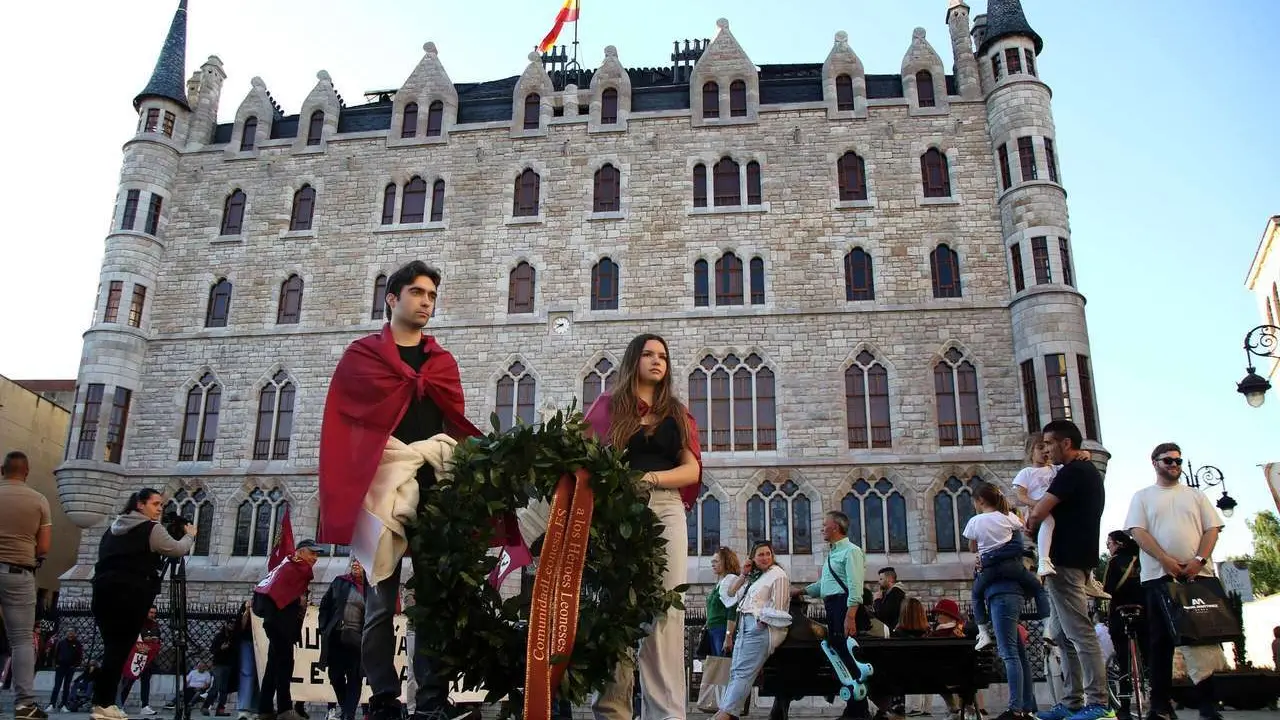 Peio Garc&iacute;a. ICAL. La Plaza Mayor acoge la tradicional celebraci&oacute;n de los sublevados contra Napole&oacute;n, en un acto que comenz&oacute; en la plaza de San Marcelo al son de m&uacute;sica tradicional