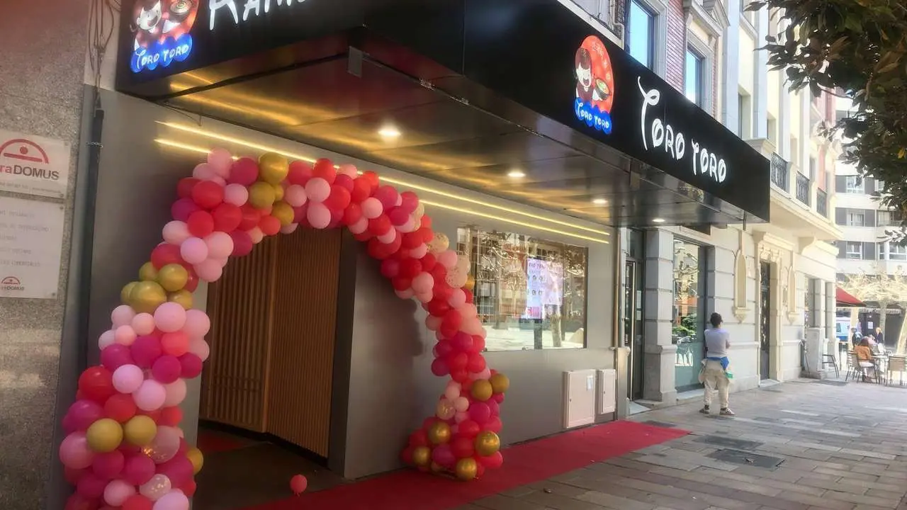 Fachada del nuevo Toro Toro Ramen en la plaza de las Cortes. / LE&Oacute;N24HORAS