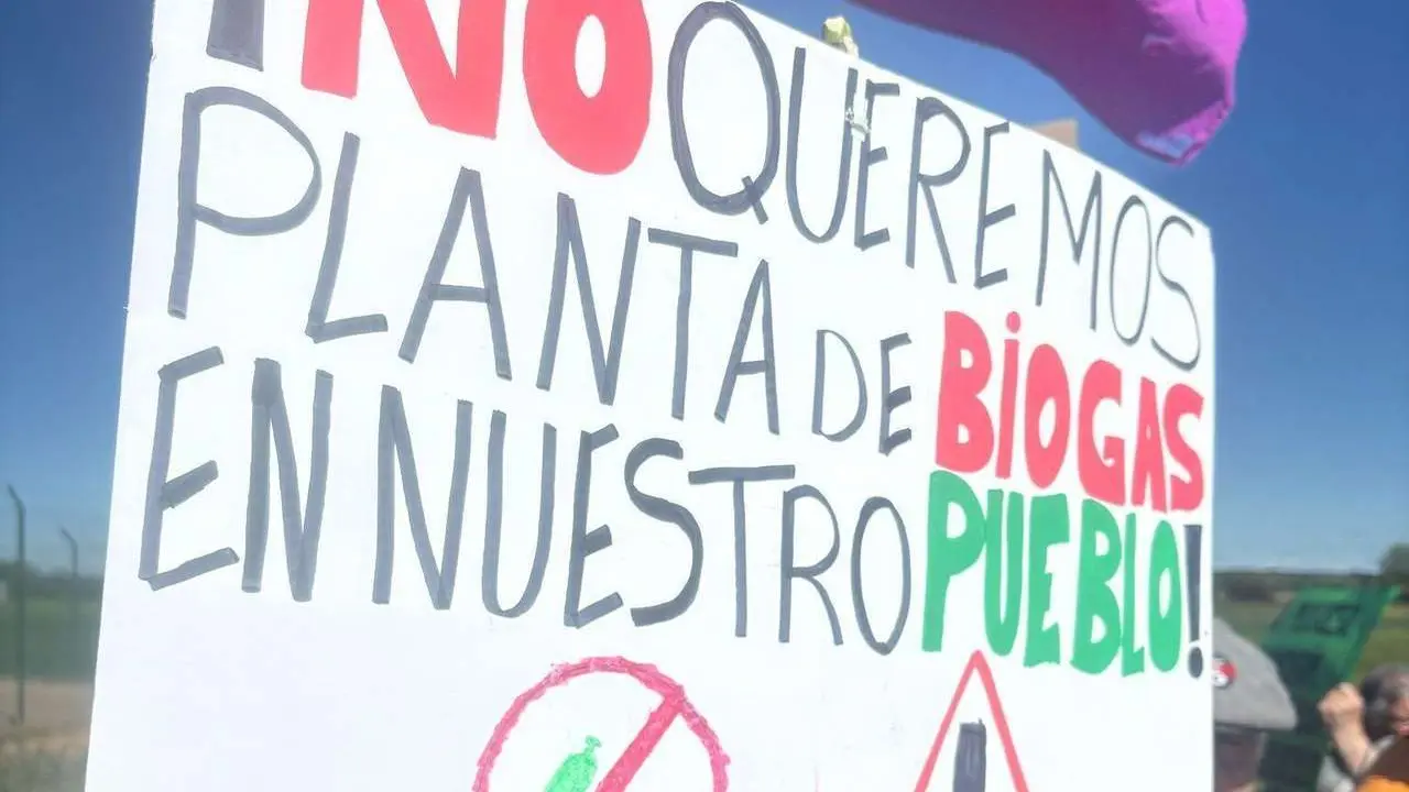 Cartel de una de las manifestaciones convocadas en contra de la planta de biog&aacute;s.
