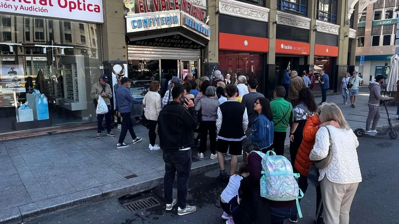 La helader&iacute;a El Valenciano de Santo Domingo ha regalado  helados durante el apag&oacute;n. / CAMPILLO / ICAL