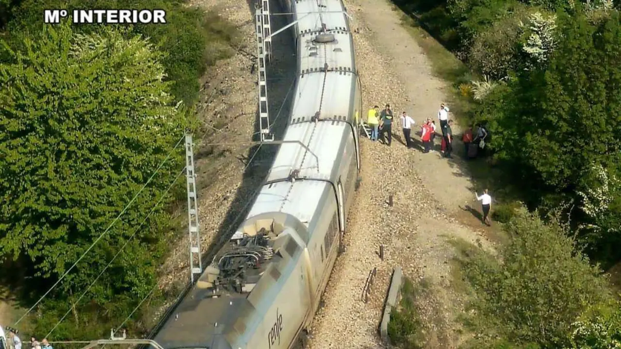 Tren paralizado cerca de Bembibre. / GUARDIA CIVIL