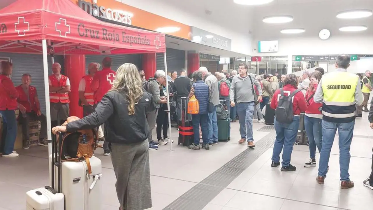 Asistencia de Cruz Roja en la estaci&oacute;n de tren de Le&oacute;n durante esta noche