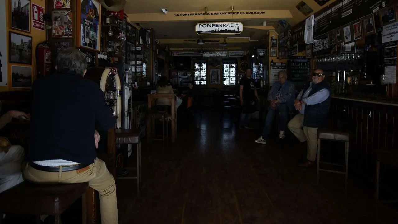 Un bar de Ponferrada afectado por el apag&oacute;n de este lunes. / C&Eacute;SAR S&Aacute;NCHEZ / ICAL