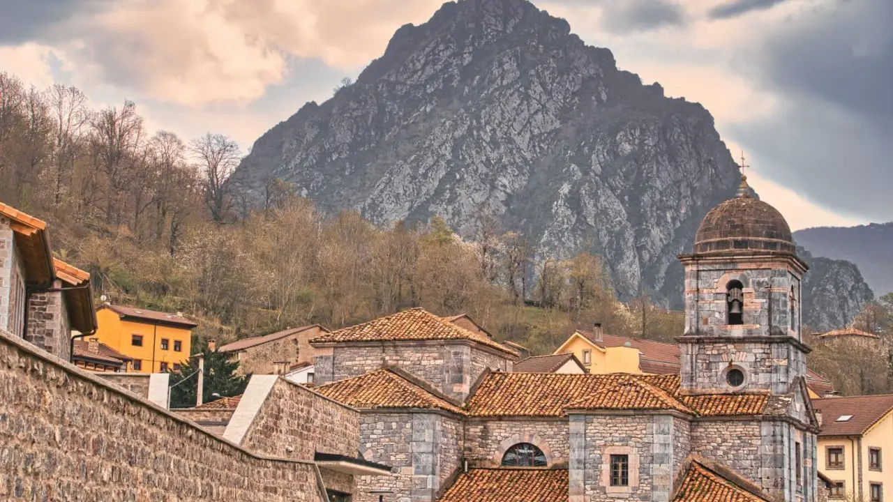 Panor&aacute;mica de Oseja de Sajambre (Le&oacute;n). / MONTA&Ntilde;AS DE RIA&Ntilde;O