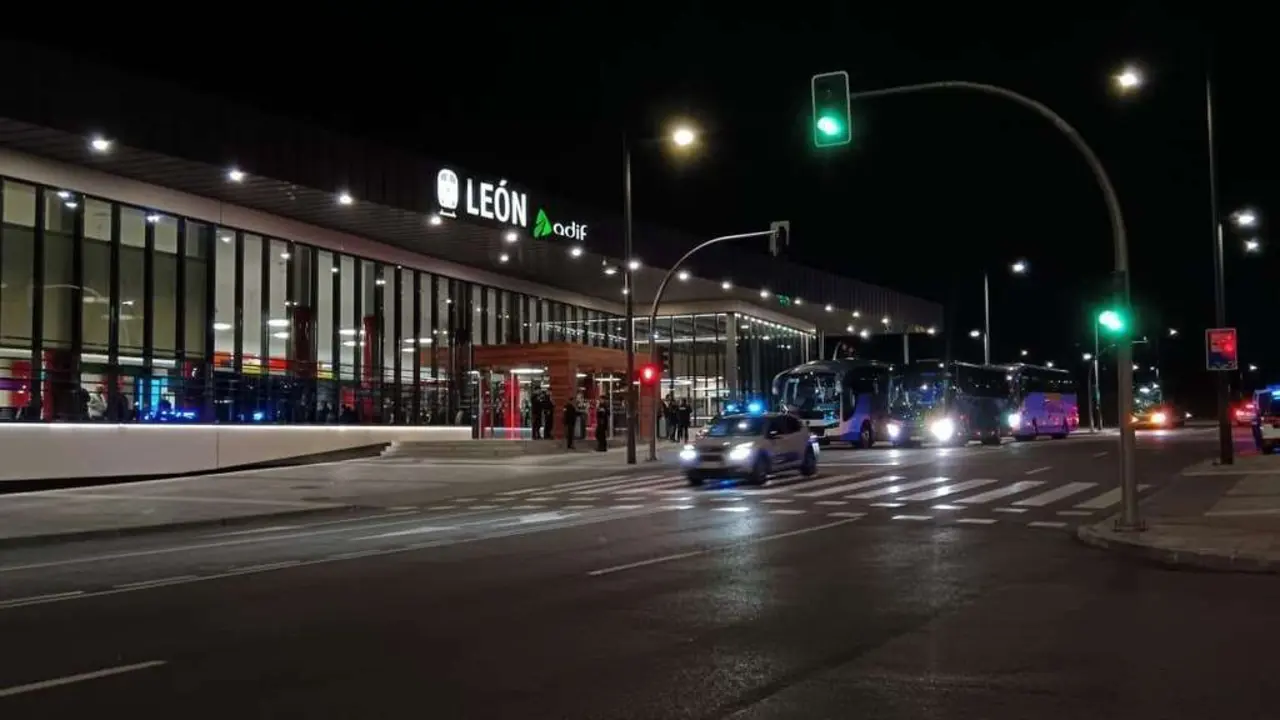 La estaci&oacute;nn dee tren de Le&oacute;n permaneci&oacute; abierta toda la noche del apag&oacute;n. / LE&Oacute;N24HORAS