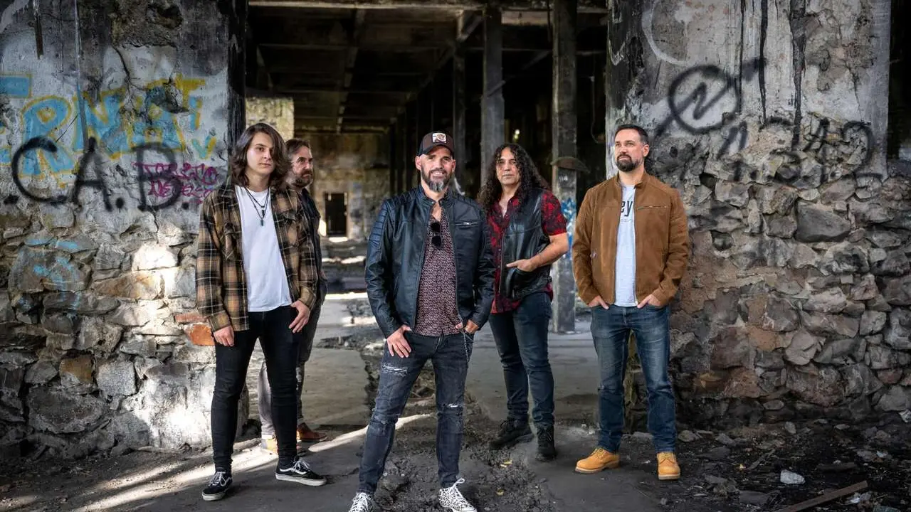 Raúl Vital junto a su banda en una imagen promocional.