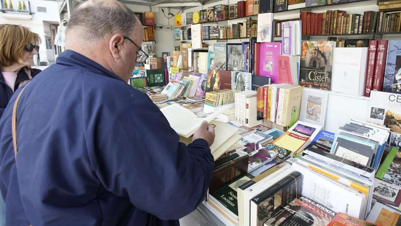 Inauguraci&oacute;n de la XXXII Feria del libro antiguo y de ocasi&oacute;n de Ponferrada. / C&Eacute;SAR S&Aacute;NCHEZ / ICAL
