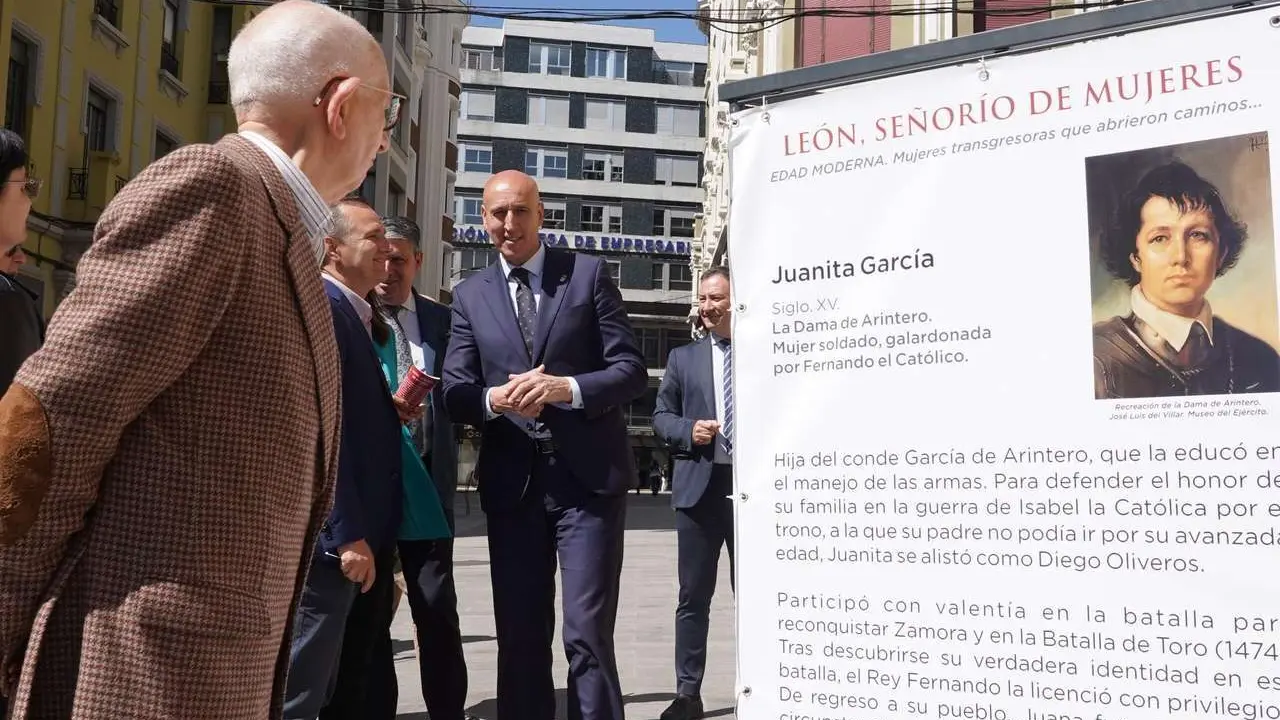 El alcalde de Le&oacute;n, Jos&eacute; Antonio Diez, inaugura la exposici&oacute;n &lsquo;Se&ntilde;or&iacute;o de Mujeres&rsquo;. / CAMPILLO / ICAL