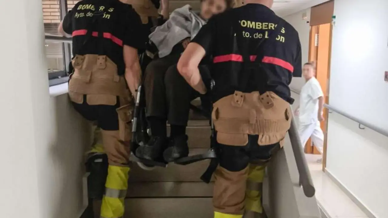 Una de las actuaciones de los Bomberos de Le&oacute;n durante el apag&oacute;n. 