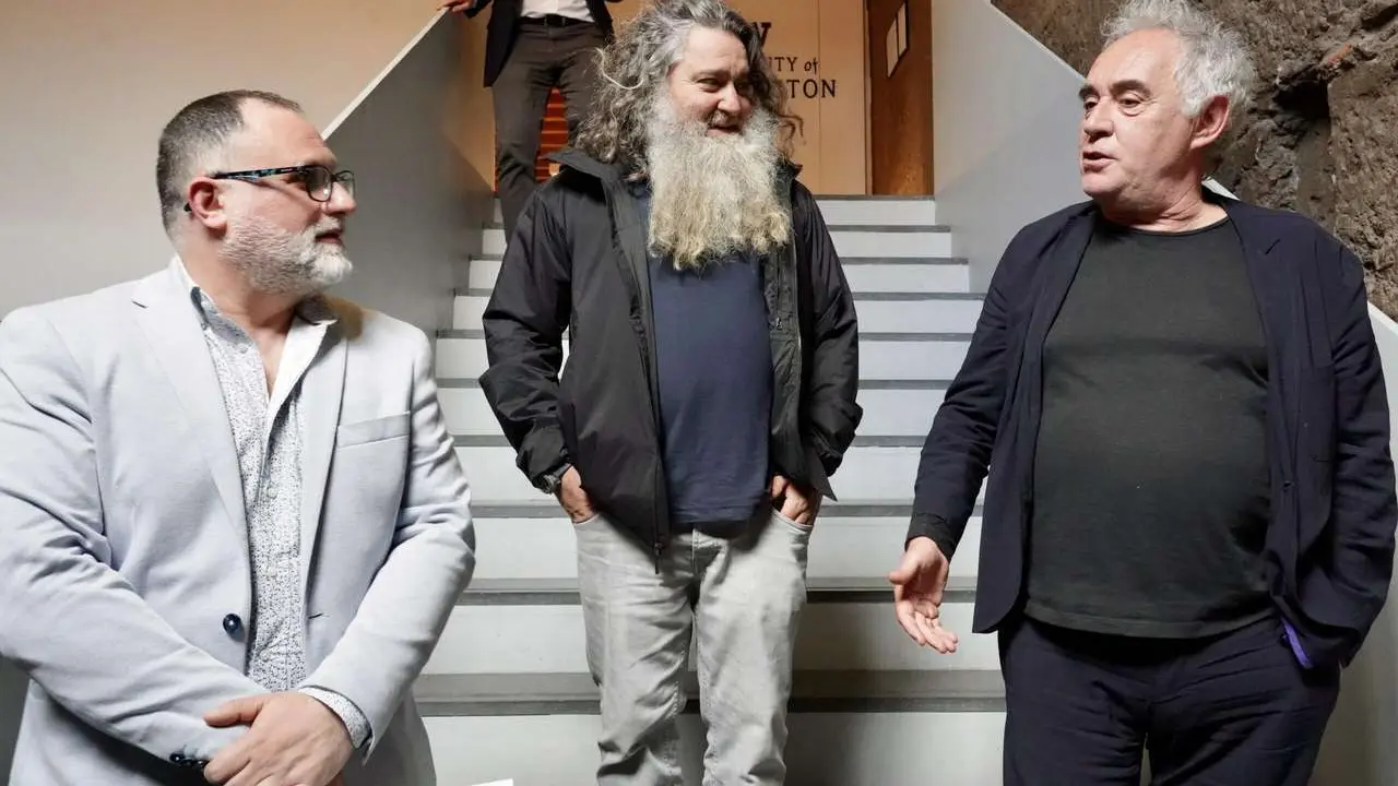 El en&oacute;logo berciano Ra&uacute;l P&eacute;rez, en el centro, durante un evento en Le&oacute;n. | ICAL