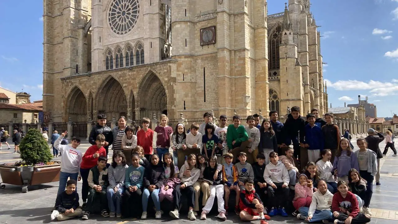 Alumnos del colegio San Claudio de Le&oacute;n en su visita este mi&eacute;rcoles a la catedral 
