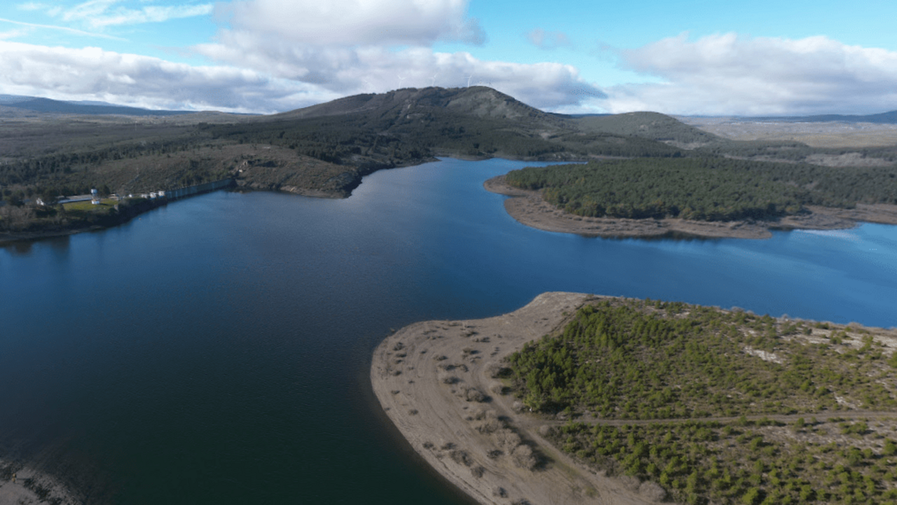 Vista del embalse de Villameca, donde se encuentra sumergido el pueblo de Oliegos