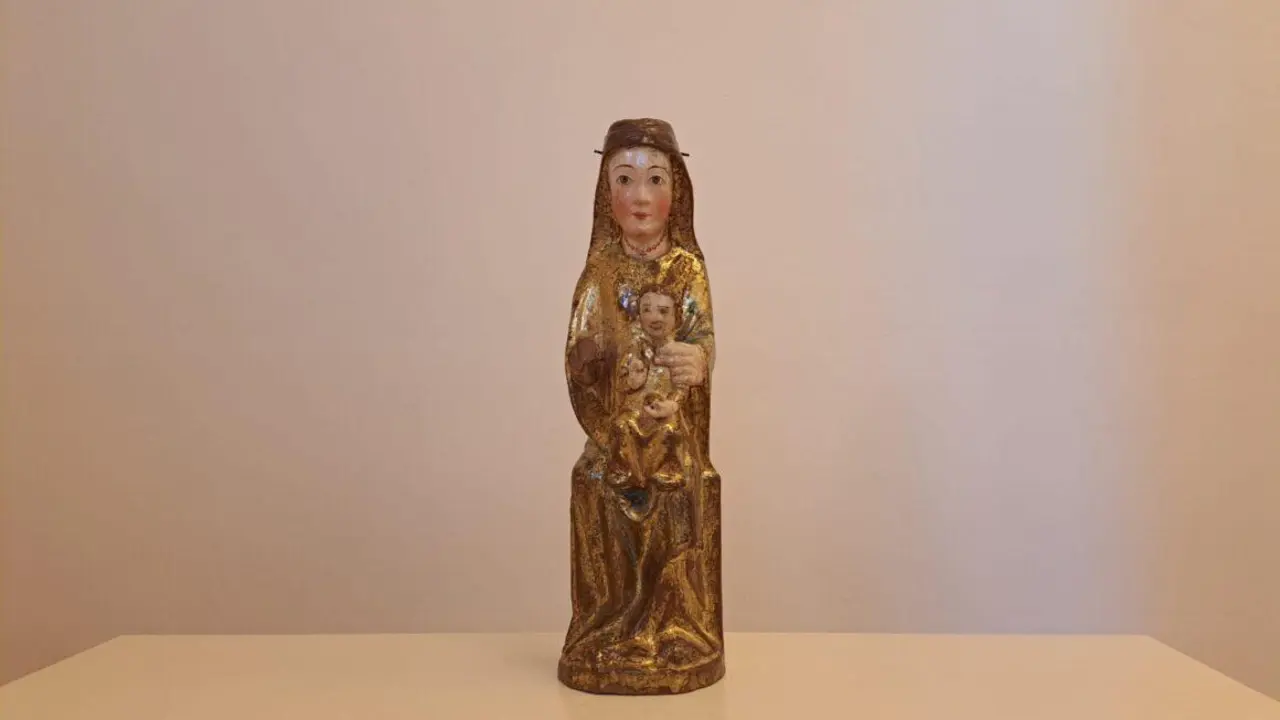 Virgen-con-Nino-Pieza-Mes-de-Mayo-2025