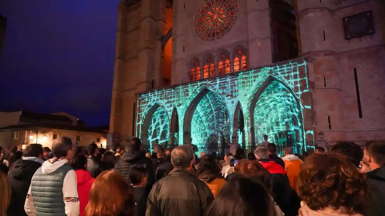 Campillo. ICAL. Primera proyecci&oacute;n en el p&oacute;rtico occidental de la Catedral que lleva a cabo el Ayuntamiento de Le&oacute;n con la colaboraci&oacute;n del Cabildo Catedralicio
