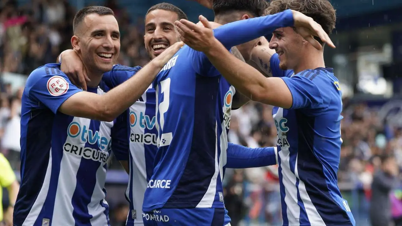 Los jugadores de la Ponferradina celebran un gol ante el Bilbao Atlethic. / SDPonferradina