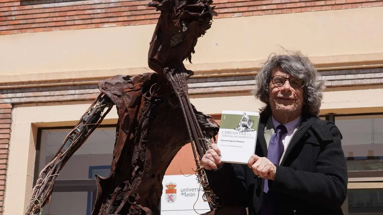 El escritor y periodista Eduardo Aguirre, presenta su ensayo 'Cervantes y la ternura humor&iacute;stica'./ ICAL