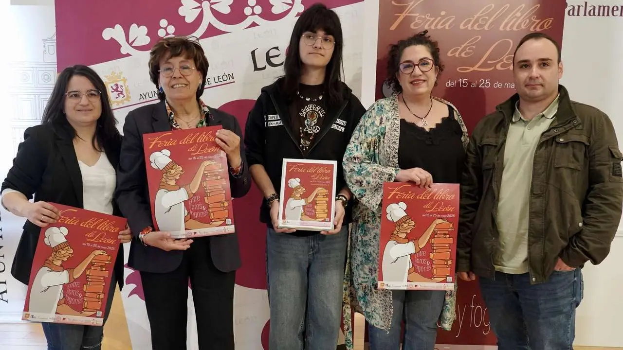 La concejala de Acci&oacute;n y Promoci&oacute;n Cultural, Elena Aguado, la presidenta de la Asociaci&oacute;n de Libreros, Sandra Llamas, y la secretaria de la entidad, Cristina Barrientos, presentan la Feria del Libro 2025. / AYTO. LE&Oacute;N