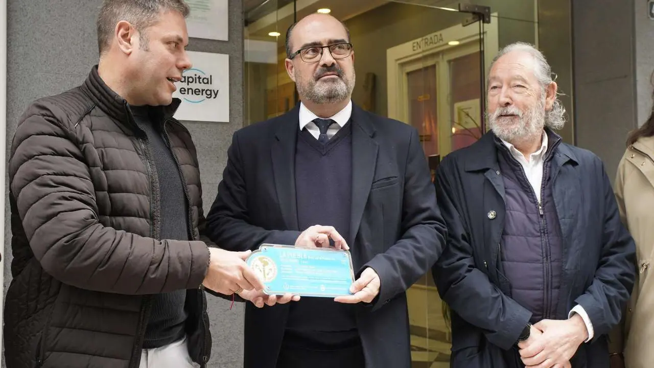 C&eacute;sar S&aacute;nchez. ICAL. El alcalde de Ponferrada, Marco Morala, el teniente alcalde y concejal de Turismo, Iv&aacute;n Alonso, y el presidente de la Delegaci&oacute;n en Ponferrada del Colegio Oficial de Arquitectos de Le&oacute;n, Jes&uacute;s Gorostiza, descubren la primera placa 'Ciudad del Dolar'