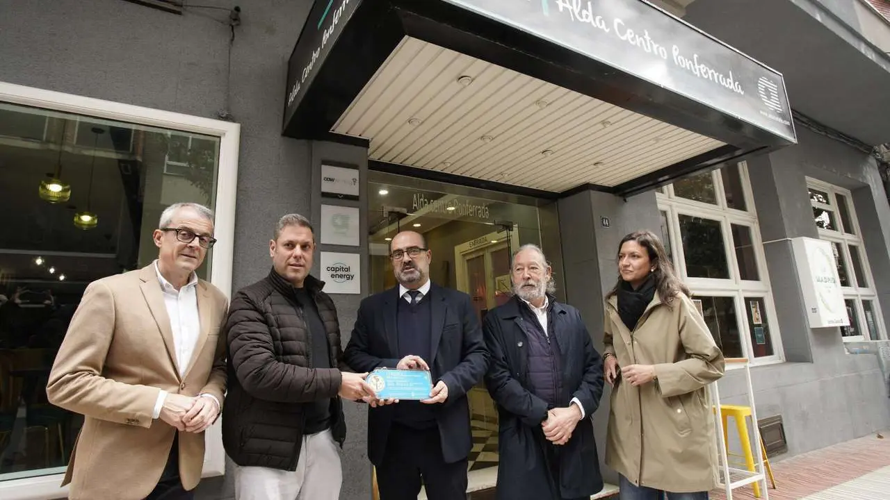 C&eacute;sar S&aacute;nchez. ICAL. El alcalde de Ponferrada, Marco Morala, el teniente alcalde y concejal de Turismo, Iv&aacute;n Alonso, y el presidente de la Delegaci&oacute;n en Ponferrada del Colegio Oficial de Arquitectos de Le&oacute;n, Jes&uacute;s Gorostiza, descubren la primera placa 'Ciudad del Dolar'