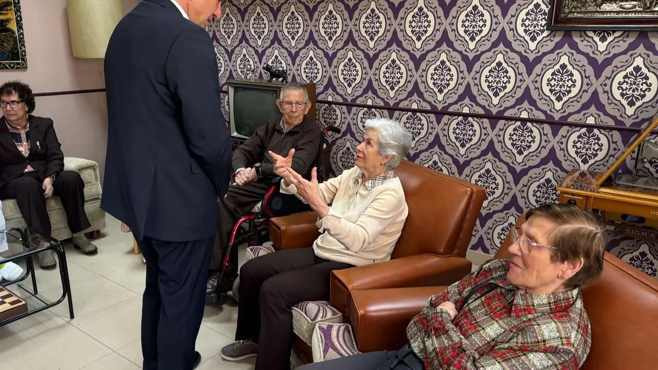 Imagen de archivo de una visita del delegado del Gobierno en Castilla y Le&oacute;n a la sede de Alzheimer Le&oacute;n. 